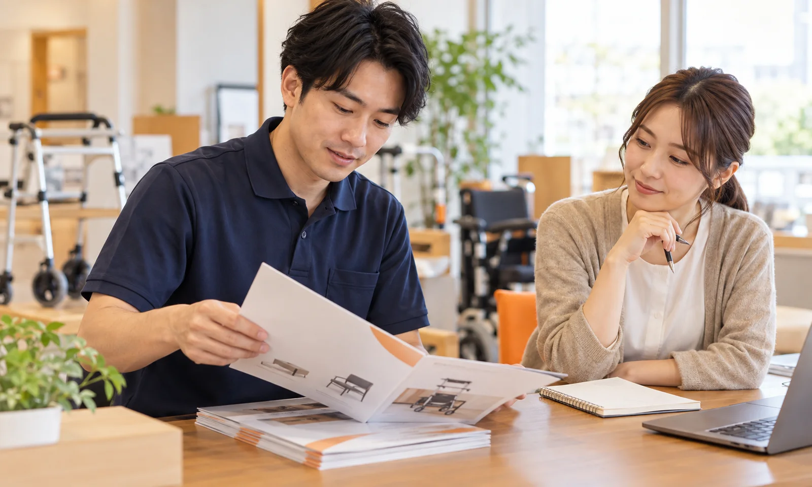 営業訪問の資料を準備する担当者