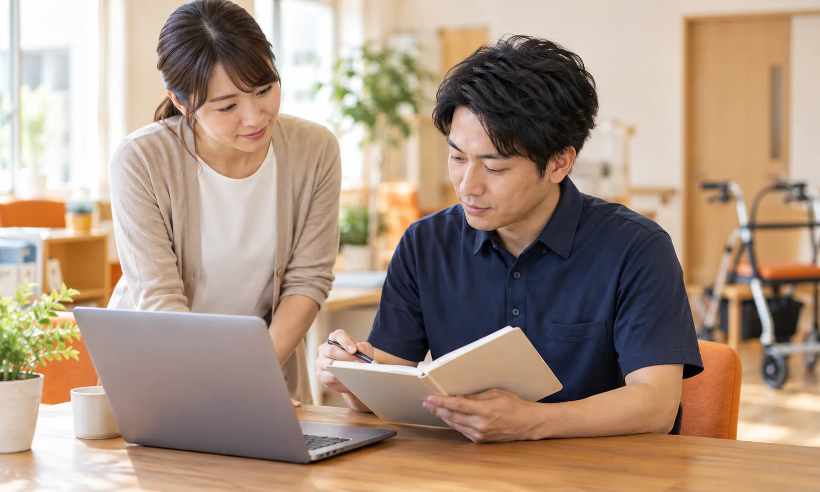 日報を確認する担当者