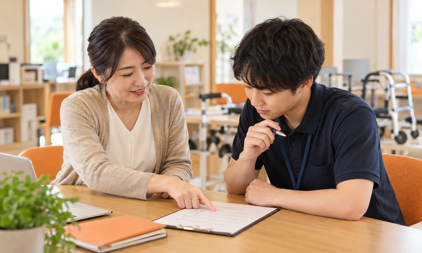 新人へ業務を説明する担当者