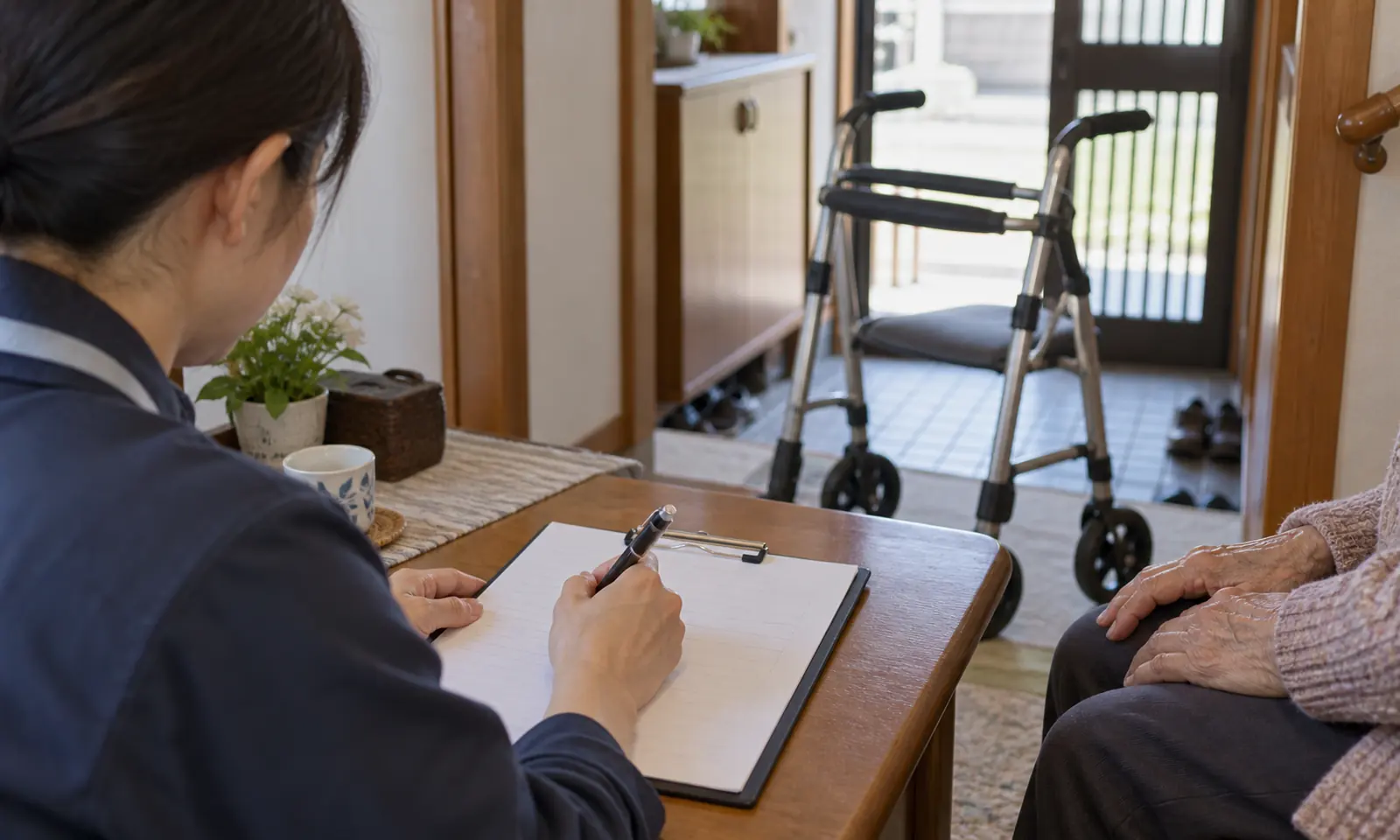 歩行器のモニタリング内容を記録する担当者