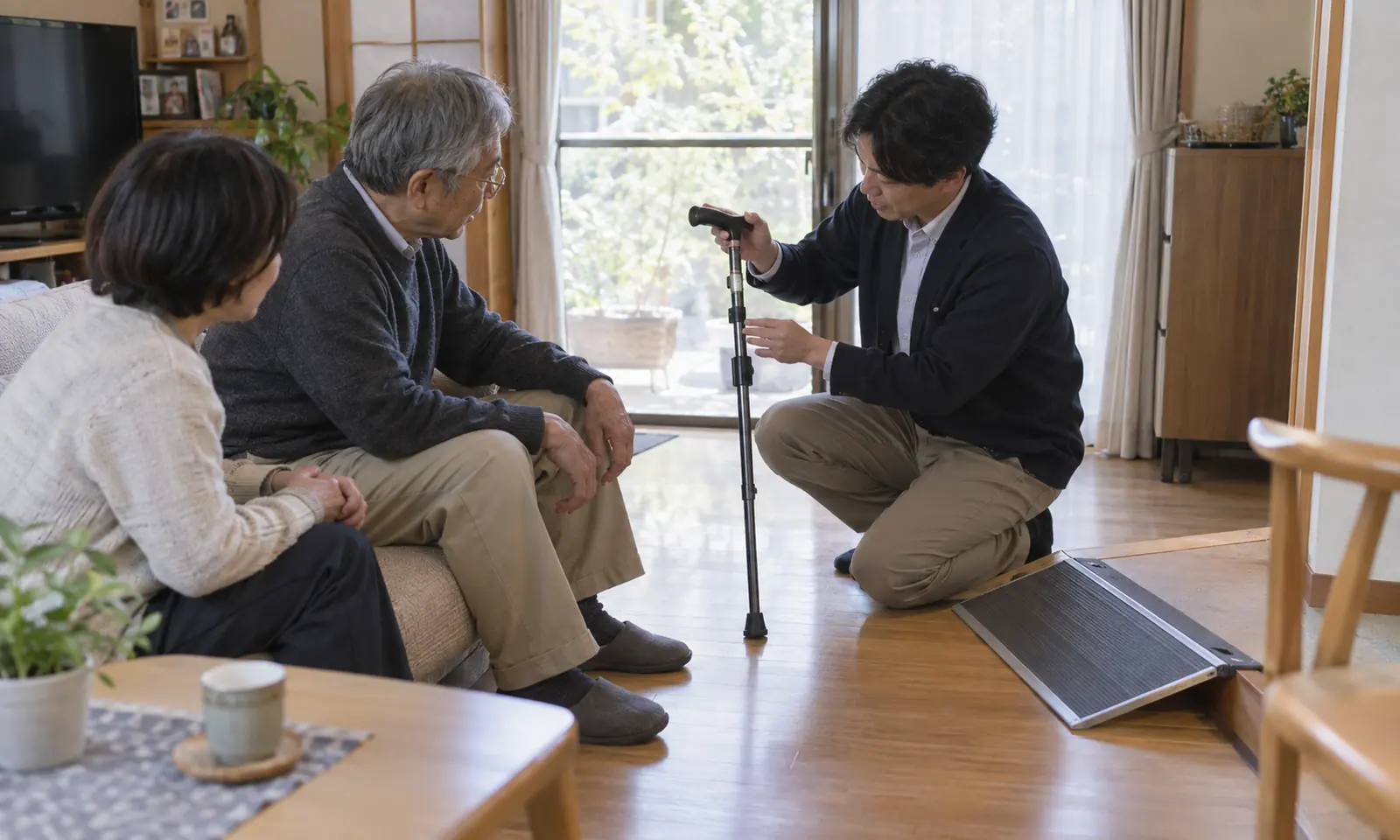 杖と固定用スロープについて説明する福祉用具専門相談員