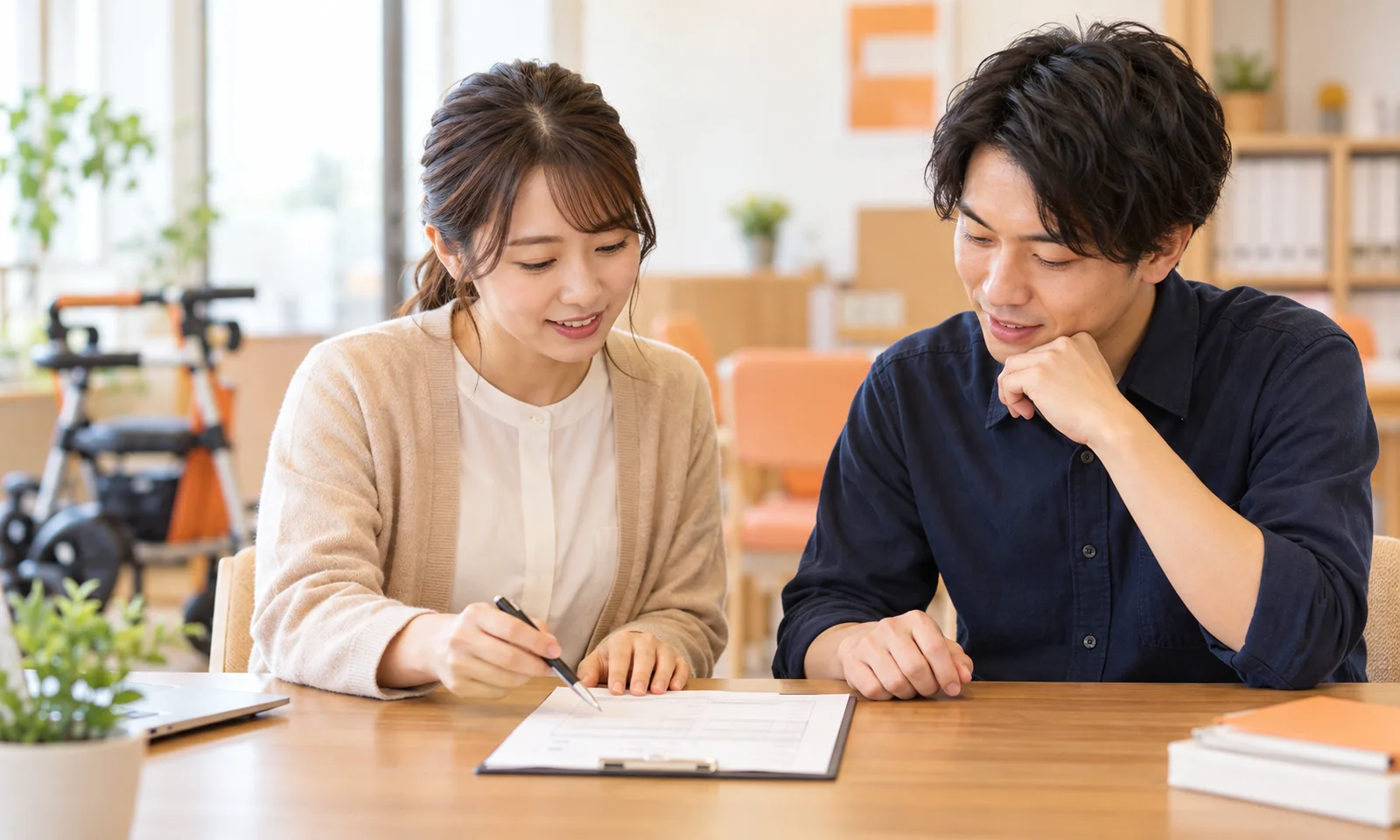 相談受付票を確認する担当者