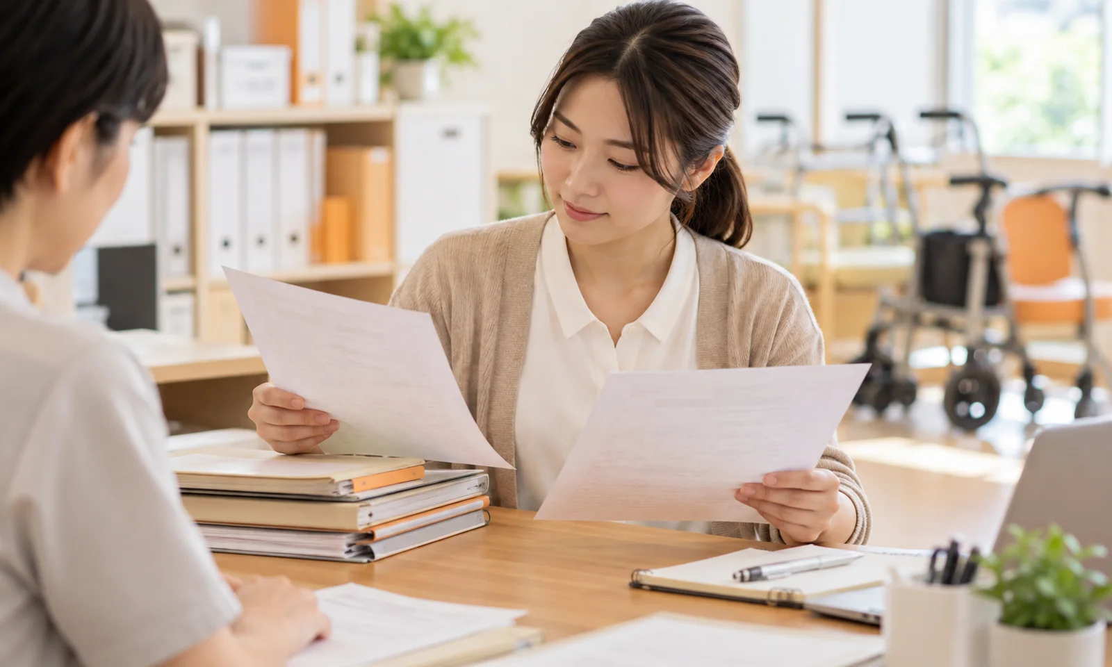 書類の版を確認する担当者